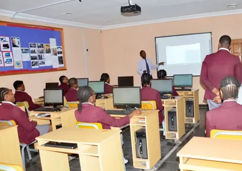 Linsy High School — photo 3